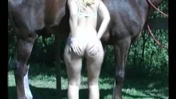 Nude blonde outdoor zoo porn with her stallion